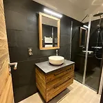 Апарт-отель Gite Roche Des Ducs Piscine Toute L'Annee, Spa Sauna Hammam Acces Illimite Rochesson